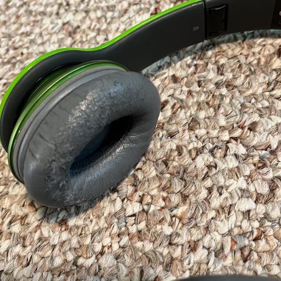 Beats Solo headphones - lime green - Picture 4 of 8